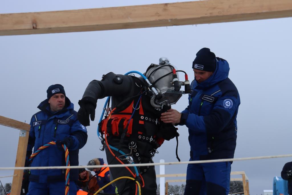 Погружение водолаза Нововоронежского филиала АТЦ Росатома - Русский лед