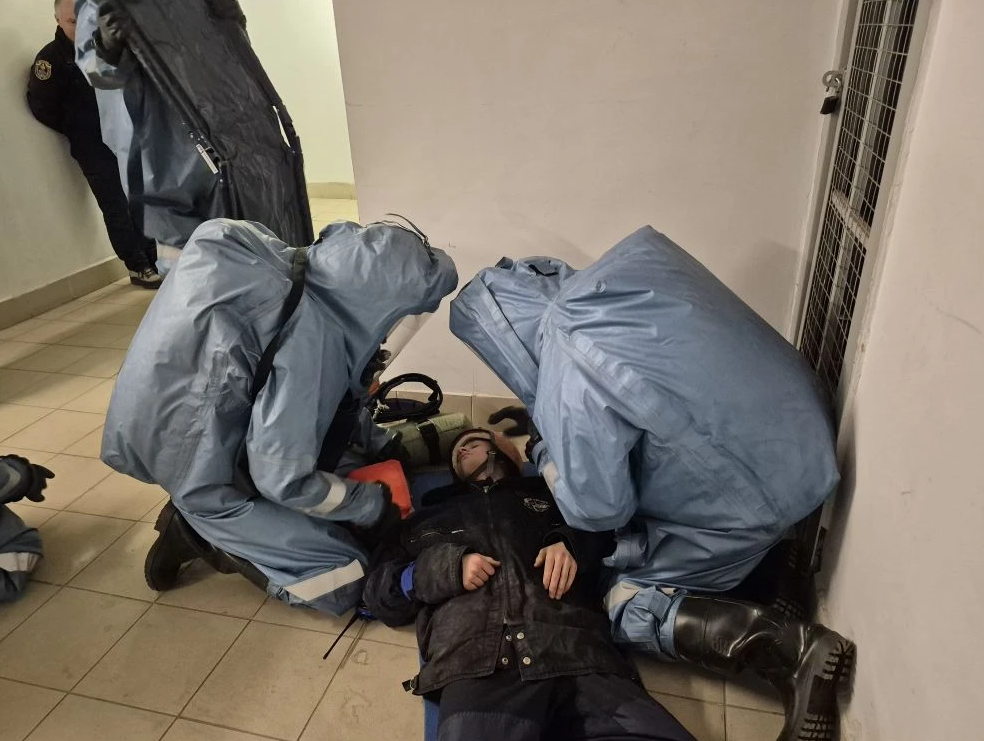 Оказание спасателями первой помощи пострадавшему