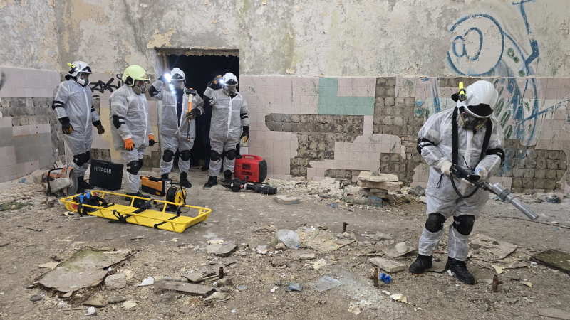 Спасание пострадавшего из под завала