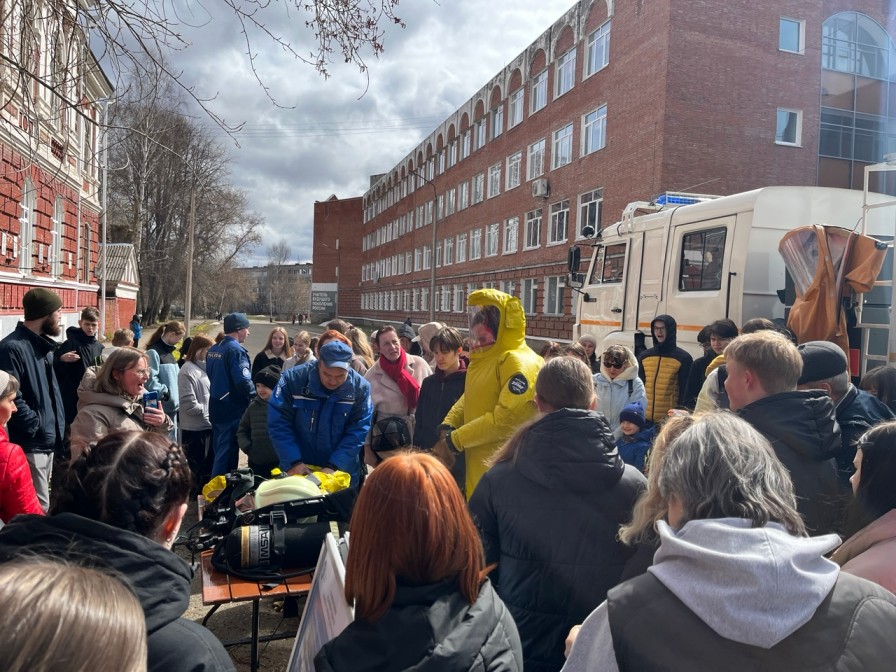 Выставка техники и оснащения Глазовского филиала АТЦ Росатома в рамках 40-летия со дня аварии на ЧАЭС